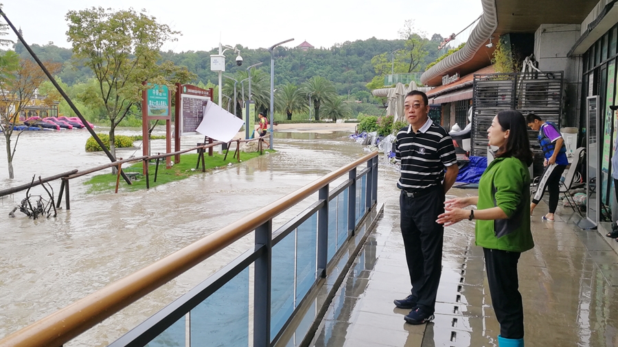 07-8月17日，程一書記在三江碼頭檢查雨后受災(zāi)情況_副本