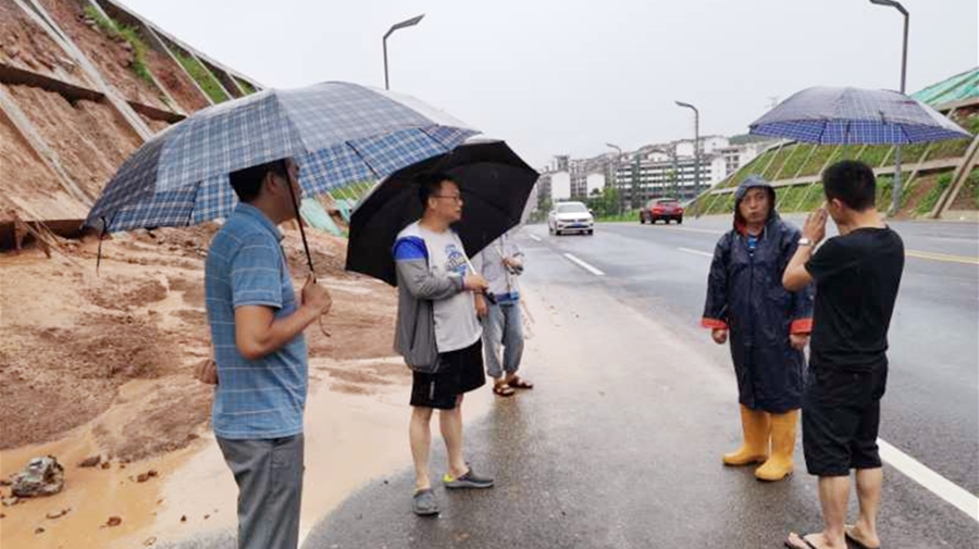 25-項目分公司巡查北東一標(biāo)，框格護坡滑泥，已安排人員處理_副本