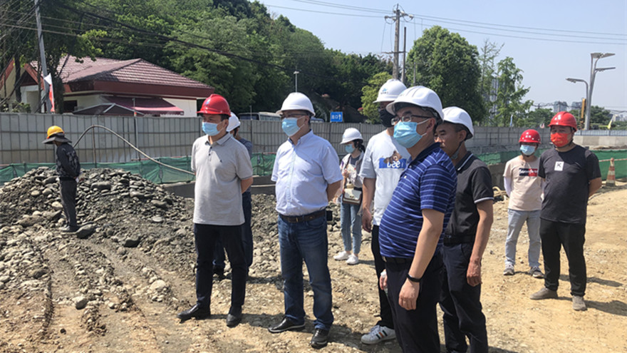 集團黨委委員、副總經(jīng)理倪丹帶隊督查南山路道路補短工程項目