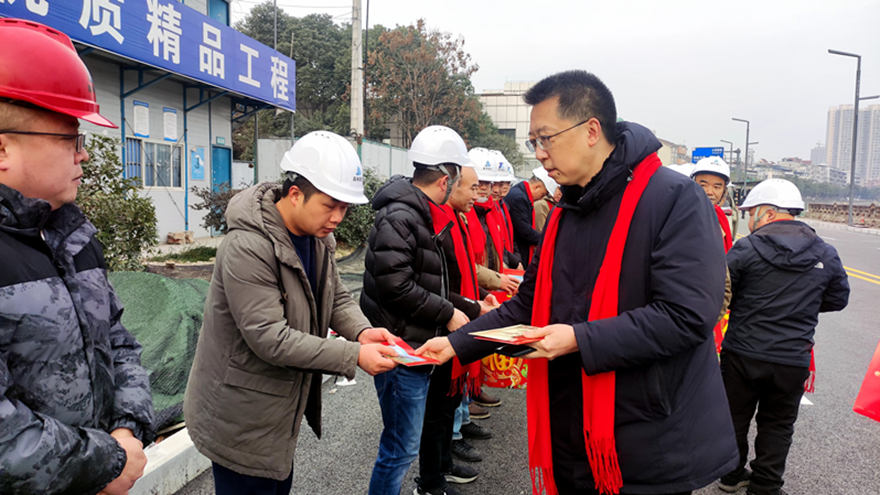 03集團(tuán)黨委副書(shū)記、董事、工會(huì)主席張雁看望慰問(wèn)項(xiàng)目建設(shè)一線班組